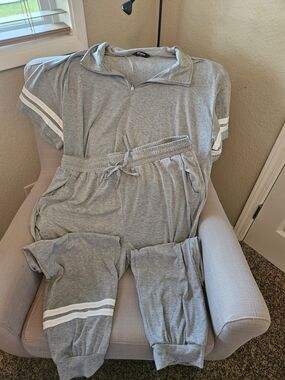 Source Unknown Gray Two-Piece Pajama Set with White Stripes